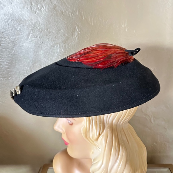 DELIGHTFUL 1950s\' BLACK FELT CARTWHEEL HAT + RUST FEATHERS & RHINESTONE BUTTONS main image 7